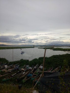 Öğleden sonra limana dayanan balıkçı tekneleri.