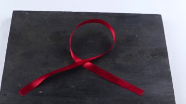 Kırmızı Destek Kurdelesi beyaz arkaplanda izole edildi. Dünya yardımları günü ve ulusal HIV / AIDS ve kırmızı kurdele ile yaşlanma farkındalığı ayı