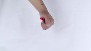 Kırmızı kurdeleli el sembolü beyaz arka planda HIV 'li kişiler için endişe anlamına geliyor