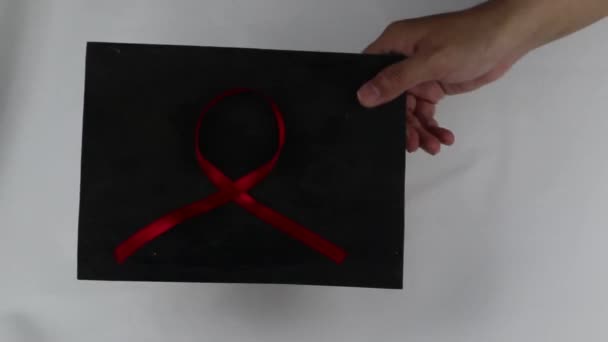 Рука Червоною Стрічкою Дошці Символізує Турботу Про Віл Інфікованих Людей — стокове відео