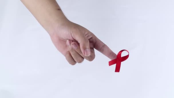Σύμβολο Χεριού Κόκκινη Κορδέλα Που Δηλώνει Ανησυχία Για Άτομα Hiv — Αρχείο Βίντεο