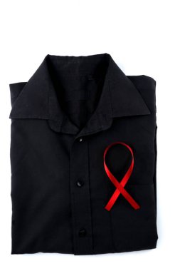 Beyaz arka planda siyah gömlekli kırmızı kurdele. Modern tedavi ve sağlık hizmetleri. AIDS farkındalık kavramı.