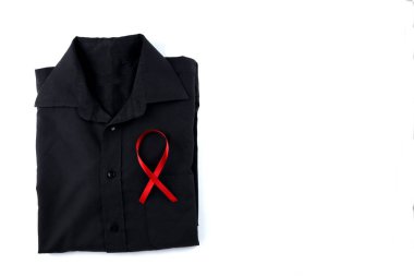 Beyaz arka planda siyah gömlekli kırmızı kurdele. Modern tedavi ve sağlık hizmetleri. AIDS farkındalık kavramı.