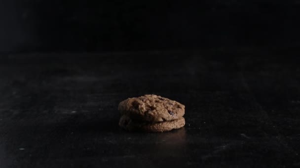 Stivă Cookie Uri Ciocolată Masă Lemn Fundal Negru — Videoclip de stoc