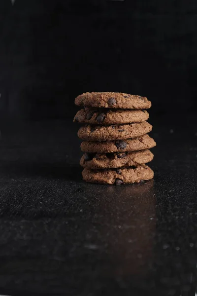 Stapel Schokoladenkekse Auf Holztisch Auf Schwarzem Hintergrund — Stockfoto