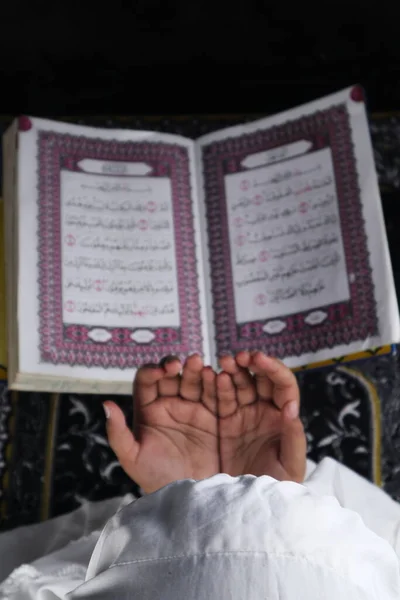 Дитяча Рука Молиться Піднятими Руками Проти Корану Ісламська Концепція — стокове фото