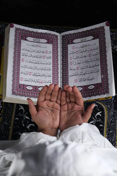 Παιδί Χέρι Προσεύχεται Υψωμένα Χέρια Πάνω Από Φόντο Κοράνι Ισλαμική — Φωτογραφία Αρχείου
