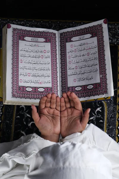 子供の手はクルアーンの背景に手を挙げて祈る イスラーム的概念 — ストック写真