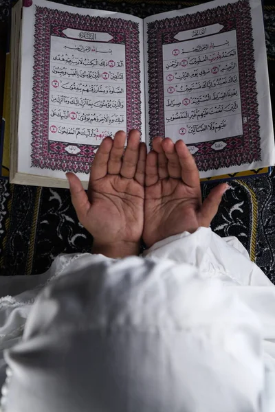 Barn Hand Med Upphöjda Händer Mot Koranen Bakgrund Islamisk Uppfattning — Stockfoto