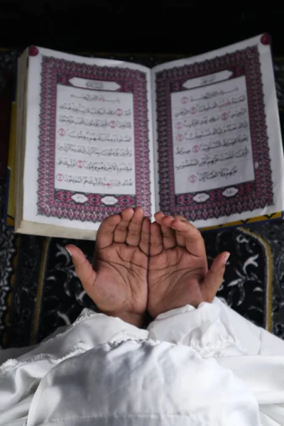 Barn Hand Med Upphöjda Händer Mot Koranen Bakgrund Islamisk Uppfattning — Stockfoto