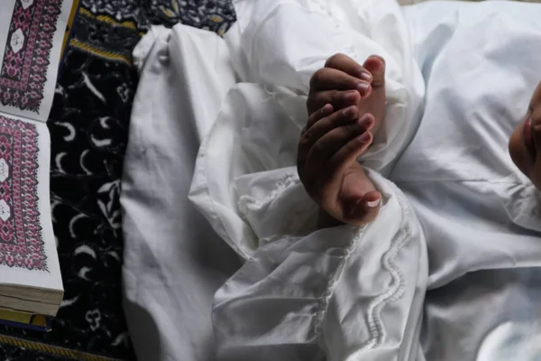 Dziecięca Ręka Modląca Się Podniesionymi Rękami Tle Koranu Koncepcja Islamska — Zdjęcie stockowe