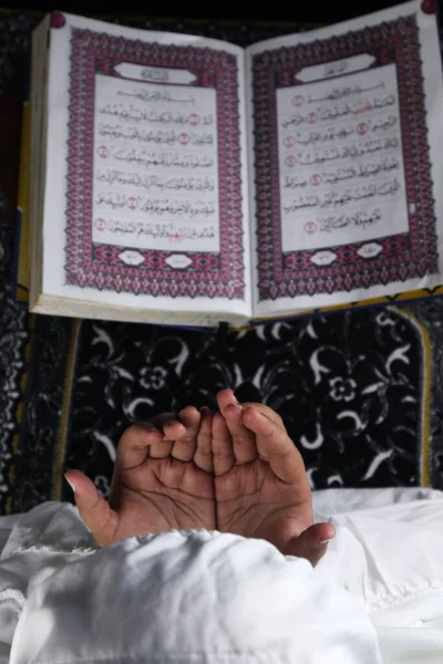 Kinderhand Biddend Met Opgeheven Handen Tegen Koran Achtergrond Islamitisch Concept — Stockfoto