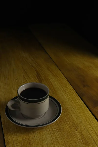木製の背景にブラックコーヒーのカップ コピースペースエリア — ストック写真
