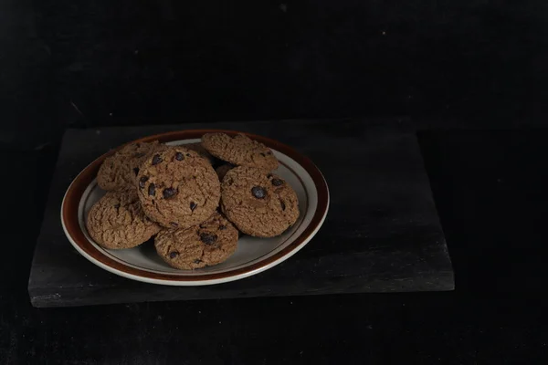 黑底盘中的巧克力饼干 — 图库照片