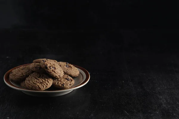 Biscotti Cioccolato Piatto Sfondo Nero — Foto Stock