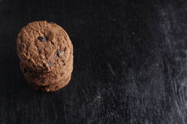 Siyah arkaplanda çikolata parçalı kurabiyeler