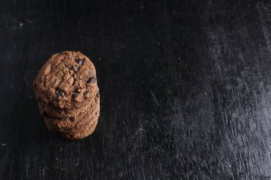 Siyah arkaplanda çikolata parçalı kurabiyeler