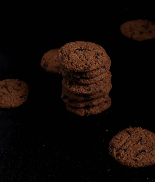 黒を基調としたチョコチップクッキー — ストック写真