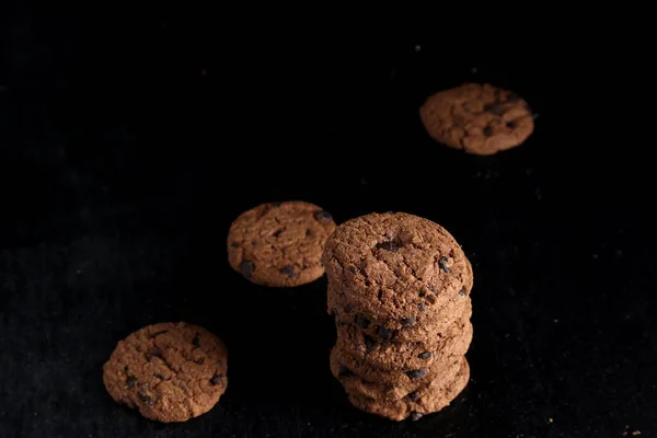 Cookies Aux Pépites Chocolat Sur Fond Noir — Photo