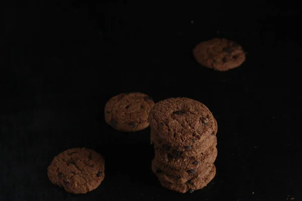 黒を基調としたチョコチップクッキー — ストック写真