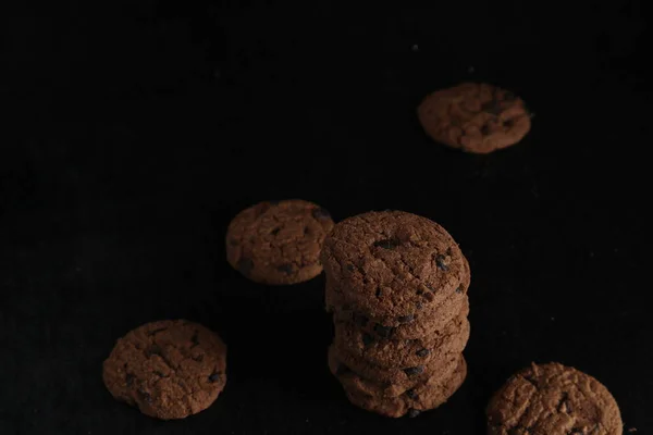 Schokoladenkekse Auf Schwarzem Hintergrund — Stockfoto