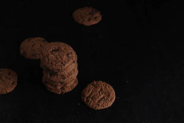 Biscoitos Chocolate Fundo Preto — Fotografia de Stock
