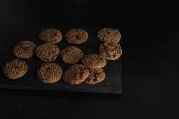 Biscoitos Chocolate Fundo Preto — Fotografia de Stock