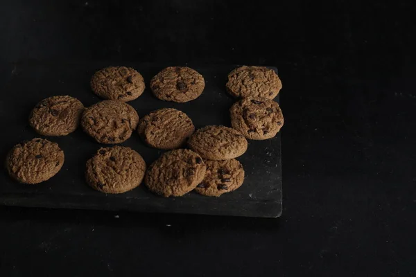 Biscotti Con Gocce Cioccolato Sfondo Nero — Foto Stock