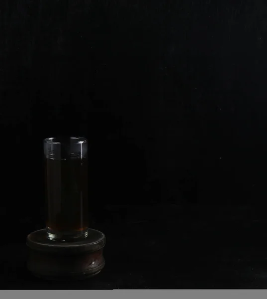 Üveg Csésze Tea Fekete Háttér — Stock Fotó