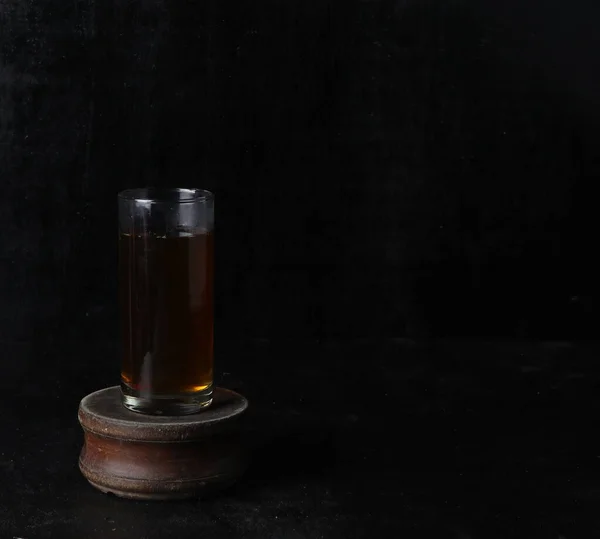 Γυαλιού Φλυτζάνι Του Τσαγιού Στο Μαύρο Φόντο — Φωτογραφία Αρχείου