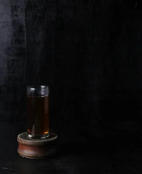 Szkło Filiżankę Herbaty Czarnym Tle — Zdjęcie stockowe