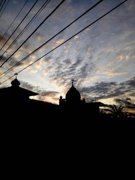 日没時にモスクのシルエット 美しい空 — ストック写真