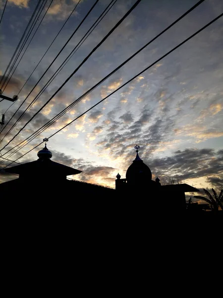 Silhouette Une Mosquée Coucher Soleil Beau Ciel — Photo