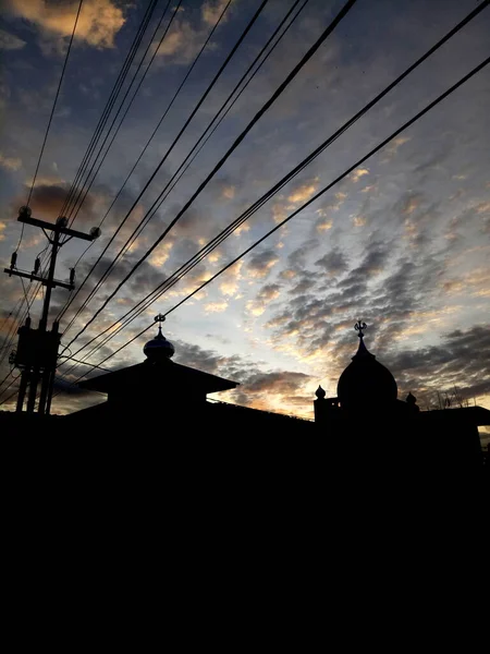 Silueta Una Mezquita Atardecer Cielo Hermoso — Foto de Stock