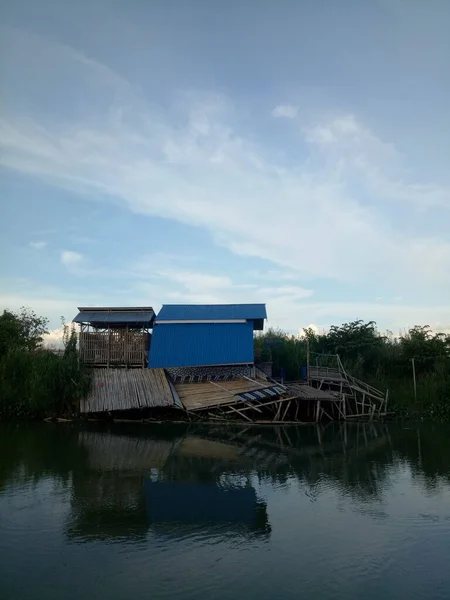 川のそばの小屋 — ストック写真