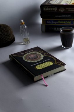Gorontalo-Endonezya, Eylül 2022: İslam kavramı - İslam kitaplarının arka planına karşı Endonezyaca çevrilmiş Kuran