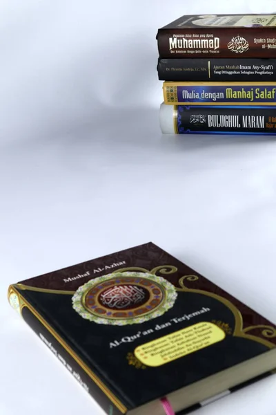Горонтало Индонезия Сентябрь 2022 Исламская Концепция Коран Индонезийским Переводом Фоне — стоковое фото