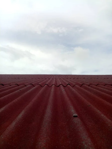 Vörös Tetőfedő Közelsége Csempe Tető Égbolt Háttér — Stock Fotó
