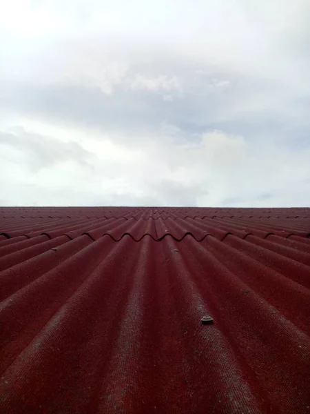 Detailní Záběr Červenou Střechu Dlážděná Střecha Oblohou Pozadí — Stock fotografie