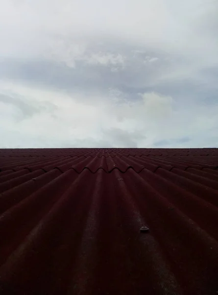 Κοντινό Πλάνο Της Κόκκινης Οροφής Σκεπαστή Οροφή Φόντο Τον Ουρανό — Φωτογραφία Αρχείου