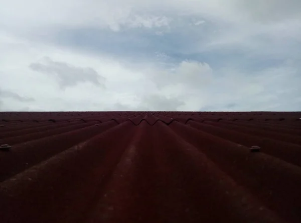 Detailní Záběr Červenou Střechu Dlážděná Střecha Oblohou Pozadí — Stock fotografie