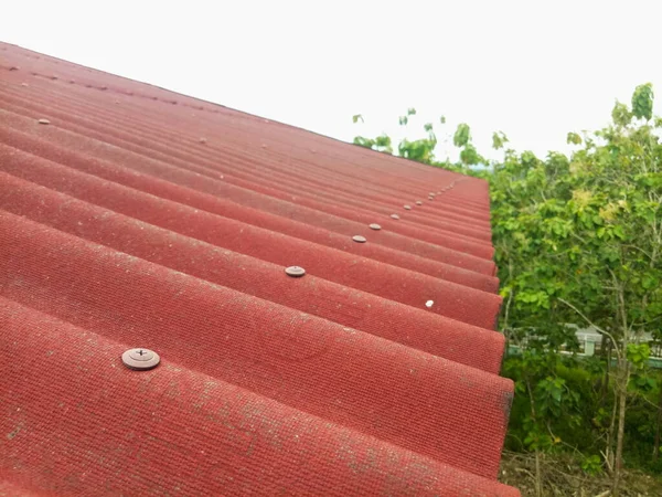红色屋顶盖的遮挡 有天空背景的屋顶 — 图库照片