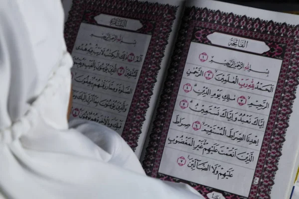 Маленька Дівчинка Читає Коран Ісламська Концепція — стокове фото