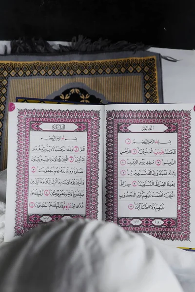 Mała Dziewczynka Czytająca Koran Koncepcja Islamska — Zdjęcie stockowe