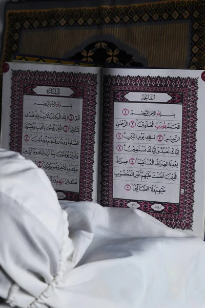 Κοριτσάκι Που Διαβάζει Κοράνι Ισλαμική Έννοια — Φωτογραφία Αρχείου