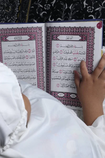 Девочка Читающая Коран Исламская Концепция — стоковое фото