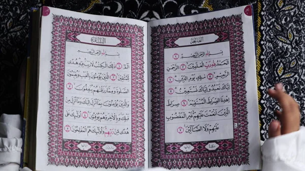 Κοριτσάκι Που Διαβάζει Κοράνι Ισλαμική Έννοια — Φωτογραφία Αρχείου