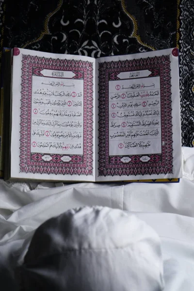 Kleines Mädchen Beim Lesen Des Korans Islamisches Konzept — Stockfoto