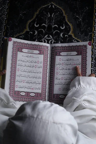 Malá Holčička Čte Korán Islámský Koncept — Stock fotografie