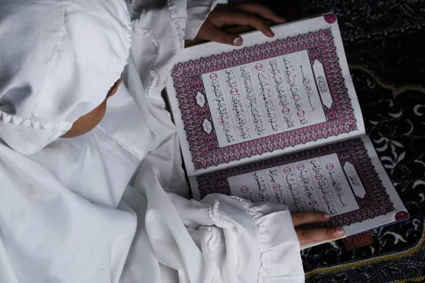 Liten Flicka Som Läser Koranen Islamisk Uppfattning — Stockfoto